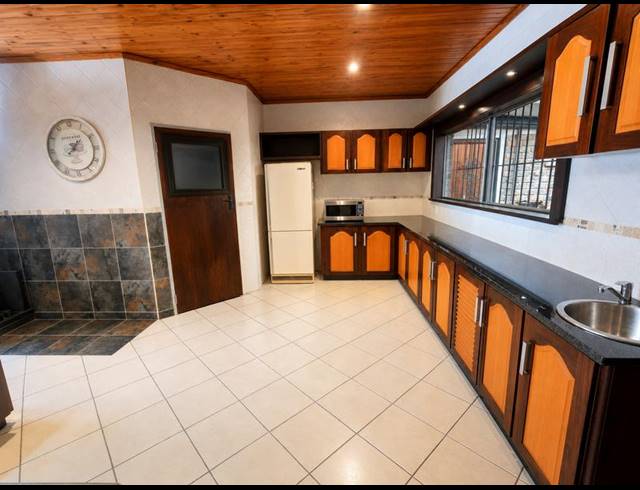 6 BEDROOM HOUSE FOR SALE IN ROOIHUISKRAAL